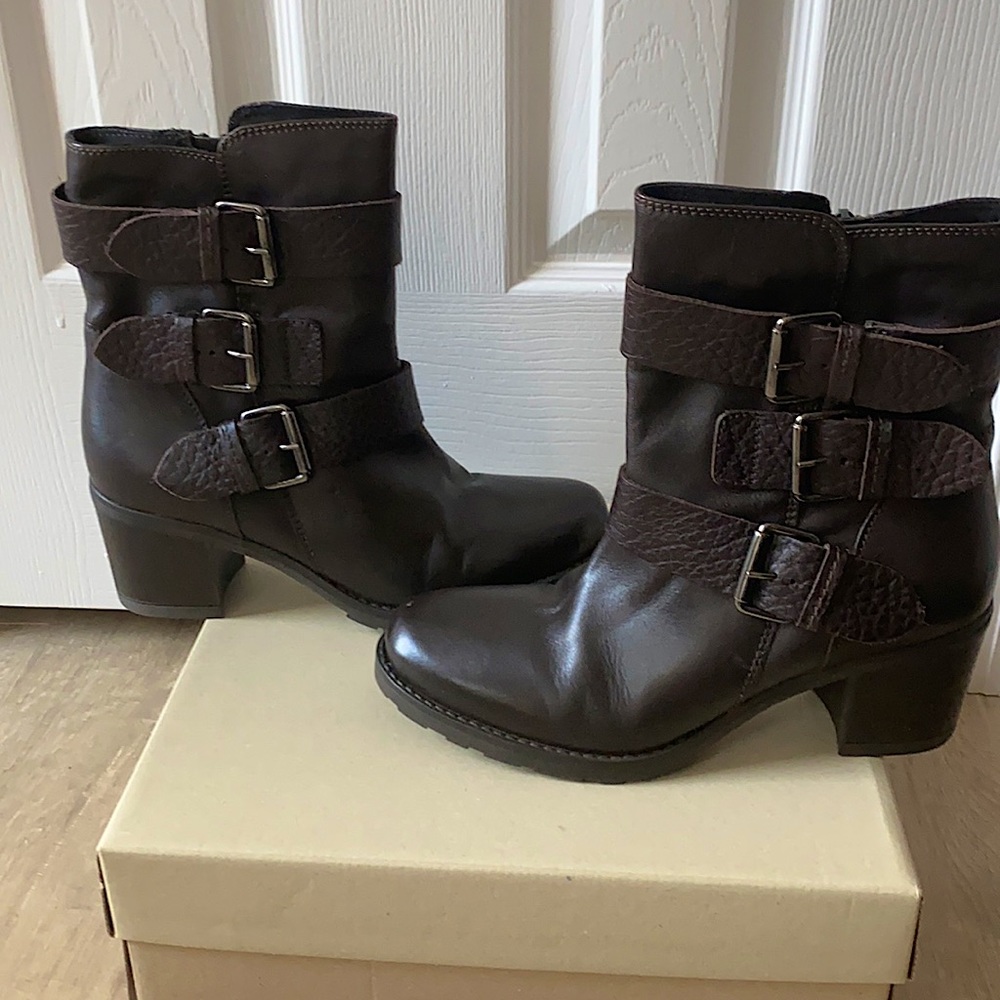 NWT Clark’s leather women’s dark brown ankle boots